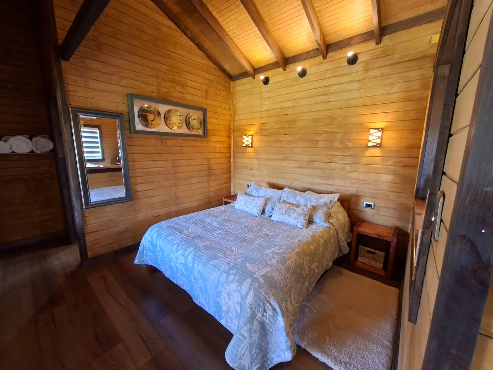 Dormitorio revestido en madera. Cabaña chica de Tinaja Bellavista Coyhaique.