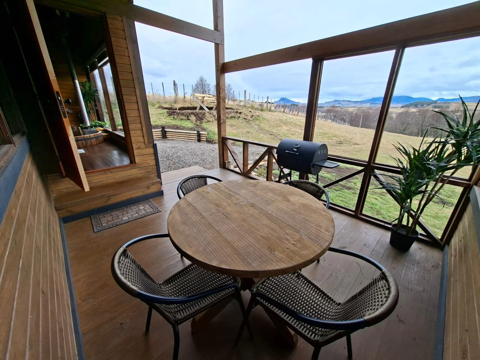 Terraza para una sobremesa larga. Cabaña grande de Tinaja Bellavista Coyhaique.