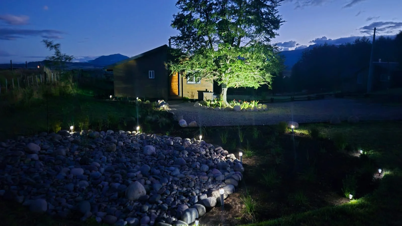 El jardín al anochecer. Jardín de Tinaja Bellavista Coyhaique.