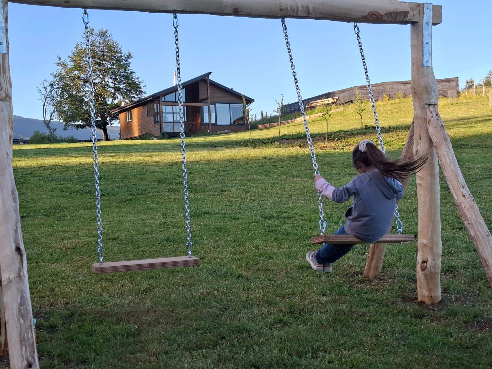 Columpios y momentos en familia. Jardín de Tinaja Bellavista Coyhaique.